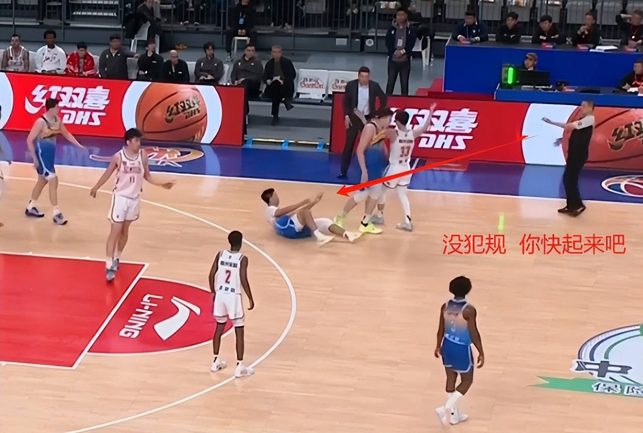 【规则深入】裁判如何应对比赛中的争议犯规? 【规则深入】裁判如何应对比赛中的争议犯规?