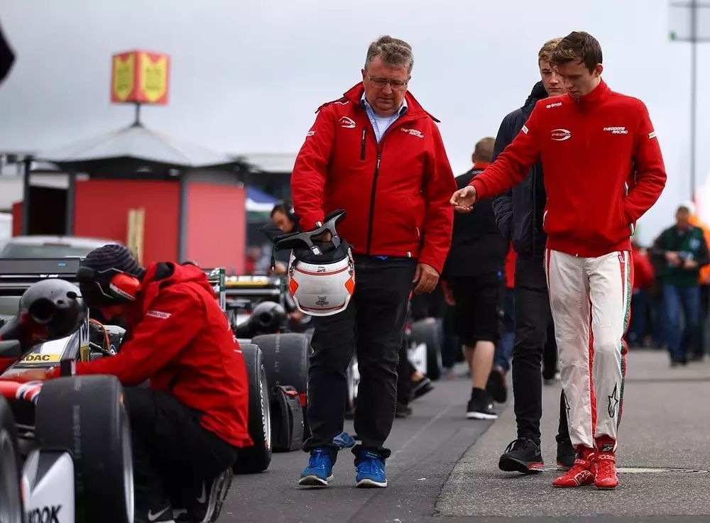 乐鱼体育(中国)官方网站-包含逆境应对：车队如何逆转赛局的词条